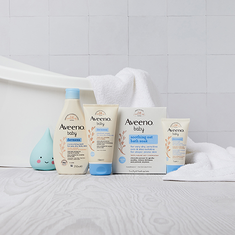 Warm, cosy baby bath time with AVEENO® Baby Dermexa Range